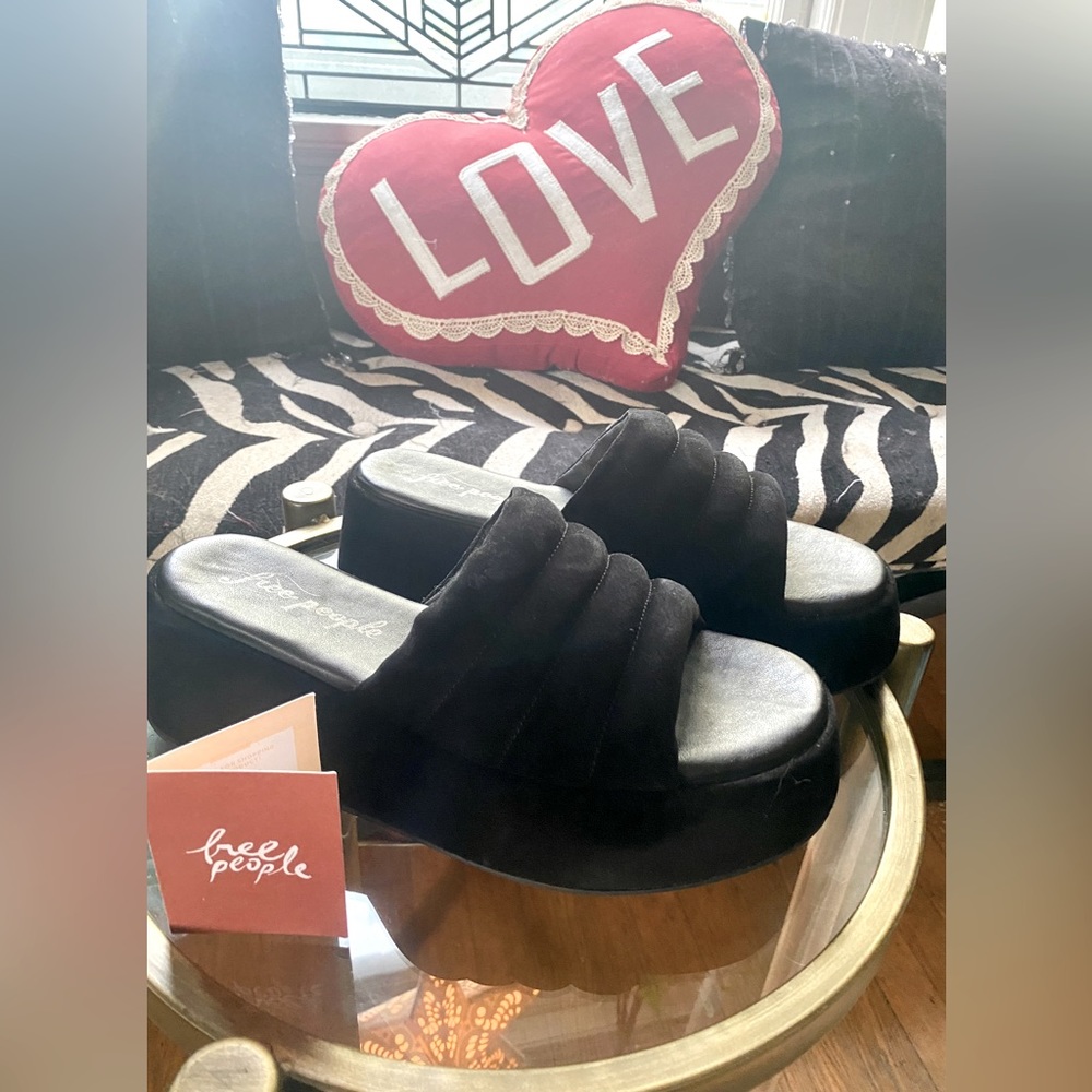FREE-PEOPLE 🖤 Black suede platforms